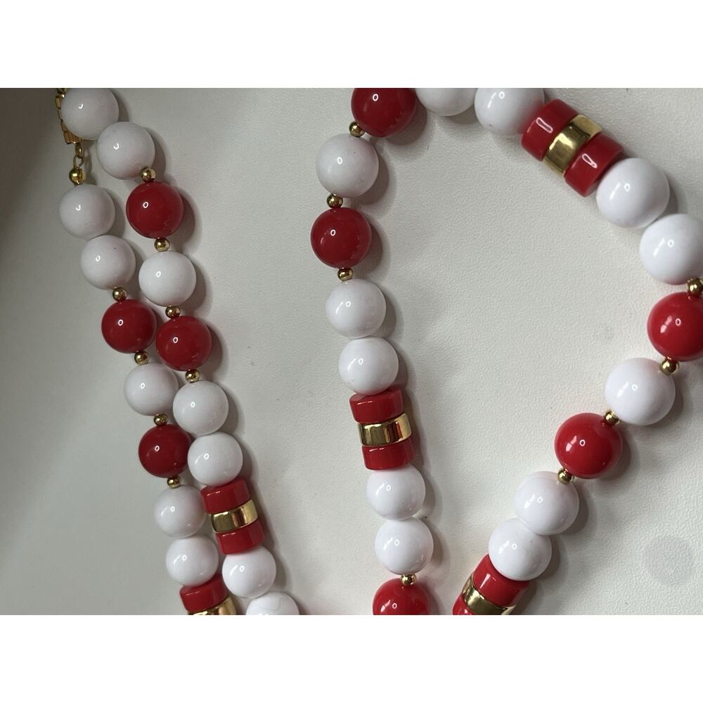 22” Vintage Red Irregular Shaped Bead White Round Bead Gold Tone Necklace - Picture 4 of 5